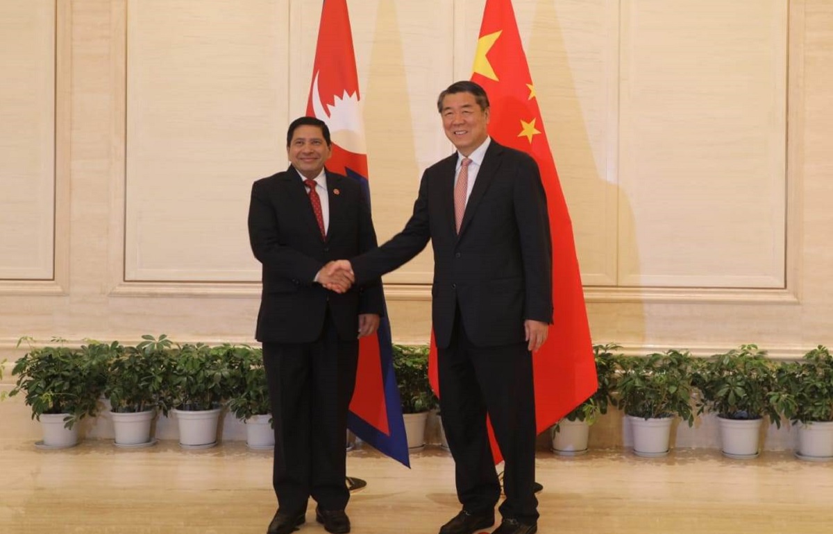 उपप्रधान तथा गृहमन्त्री नारायणकाजी श्रेष्ठ र चीनका उपप्रधानन्त्री ह ली फङ। तस्बिरः रासस